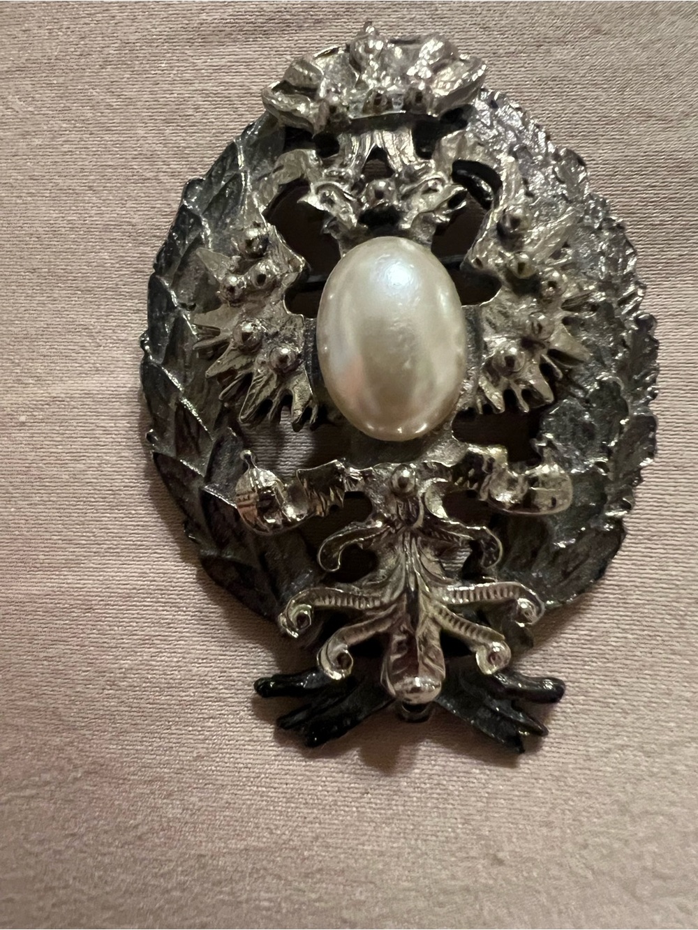 Vintage double eagle silver tone brooch pin faux pearl center
